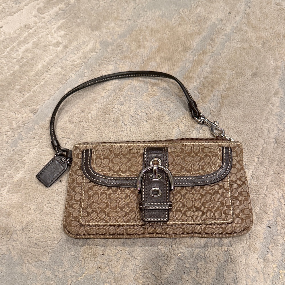 COACH MINI‎ SIGNATURE BUCKLE LARGE SOHO WRISTLET 40585 KHAKI & MAHOGANY GUc